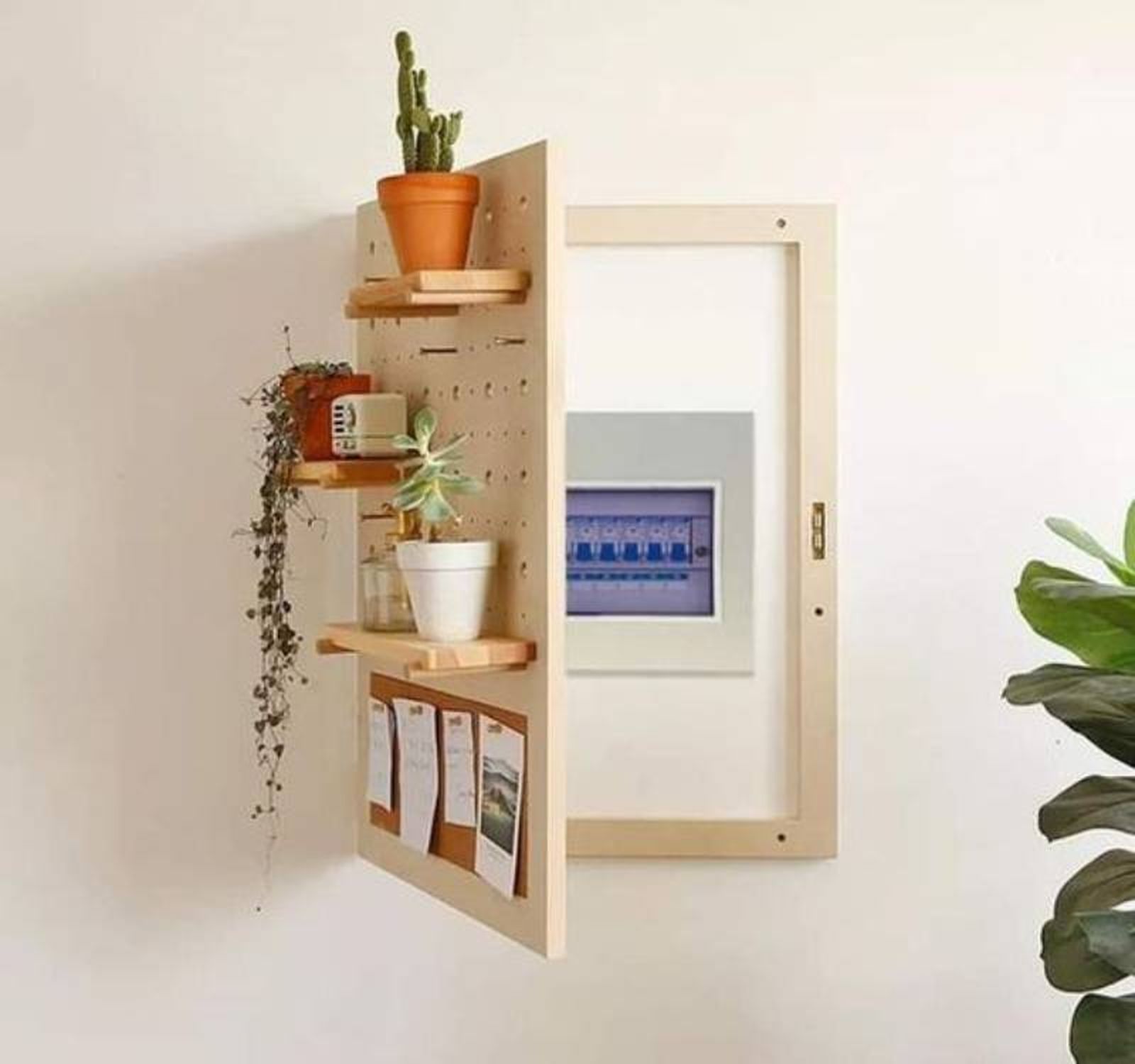 Estantería de madera para tapar el cuadro de luces.