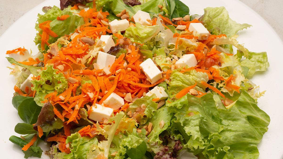 ensalada de lechugas variadas con queso y zanahoria xl