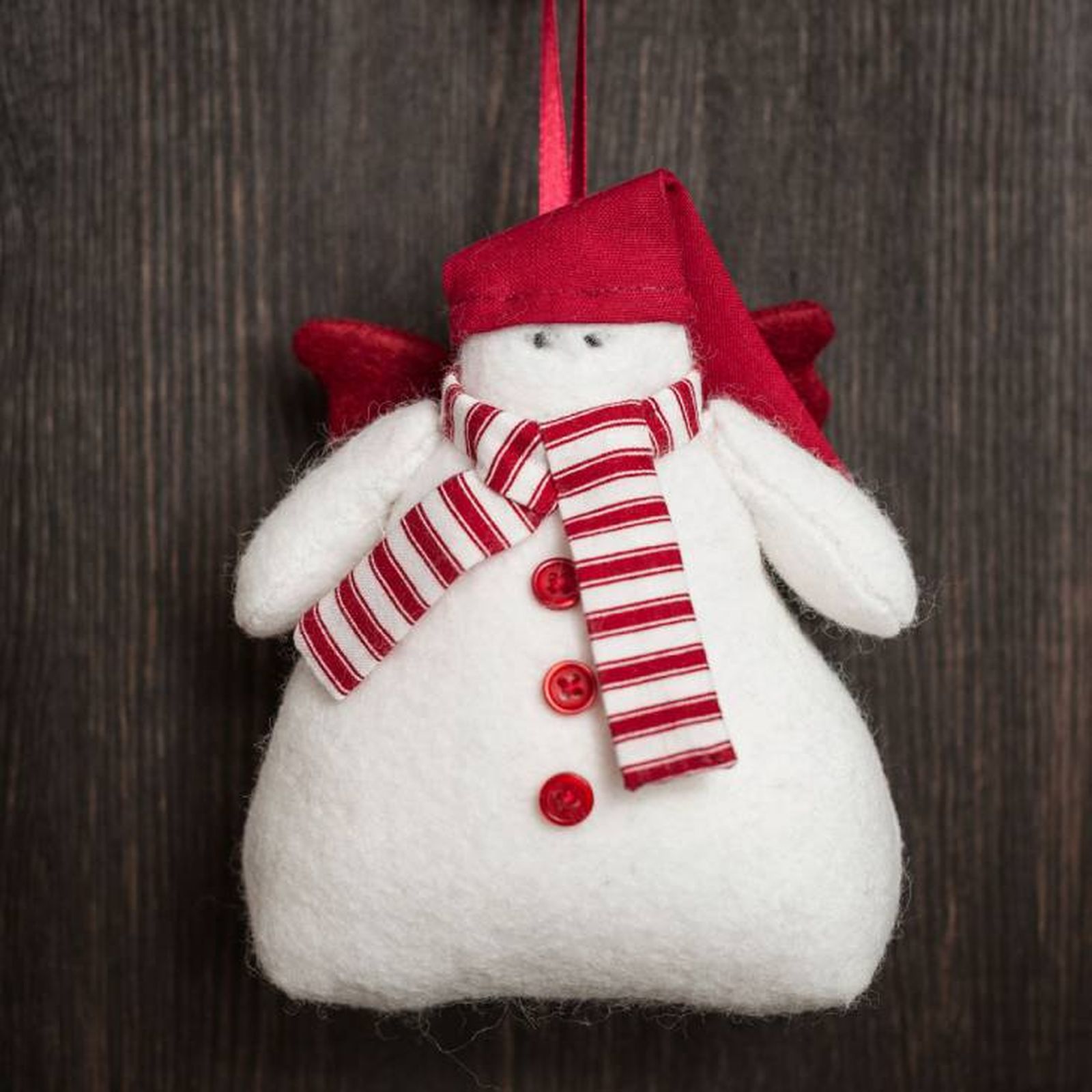 Ideas para hacer un muñeco de nieve de fieltro rojo blanco1