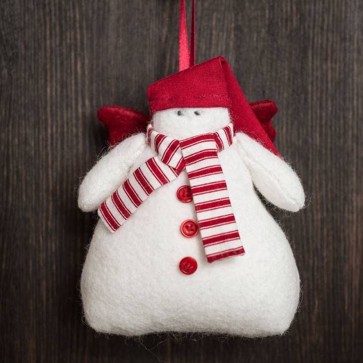 Ideas para hacer un muñeco de nieve de fieltro rojo blanco1