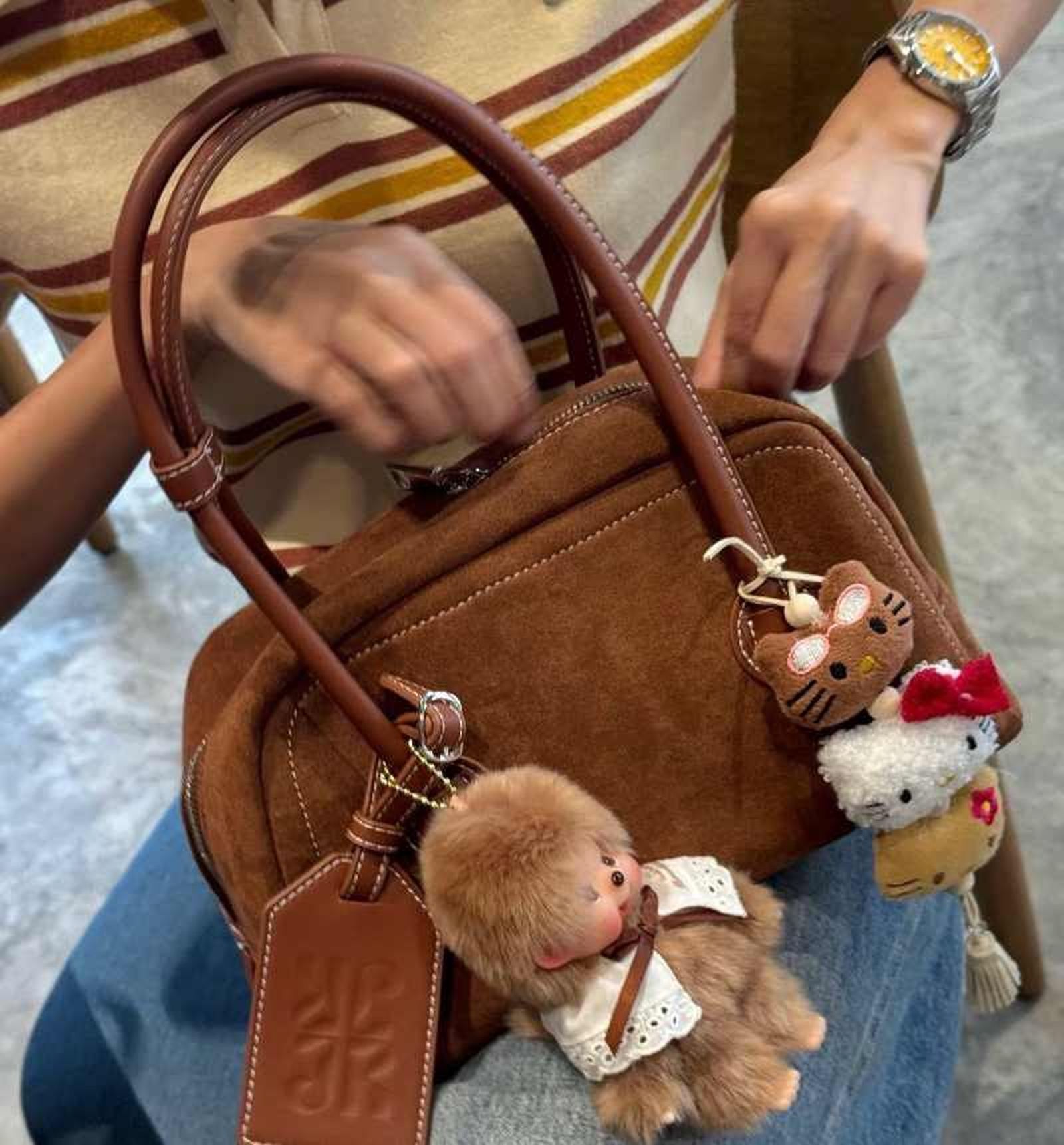 Puedes elegir tus charms a tono del bolso para crear un efecto más elegante