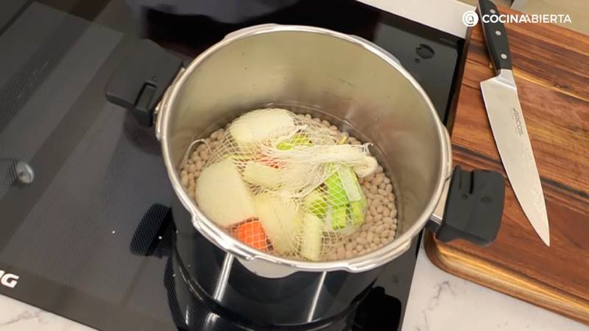 Cocina las alubias blancas y la red de verduras en la olla express