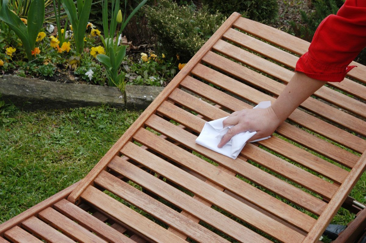 Mantenimiento de una tumbona de madera de teca paso 3