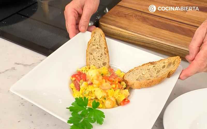 Sirve el revuelto con pimientos y langostinos
