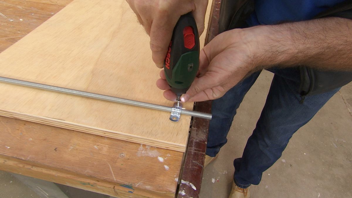 Hacer una estantería colgante con cadenas paso 7