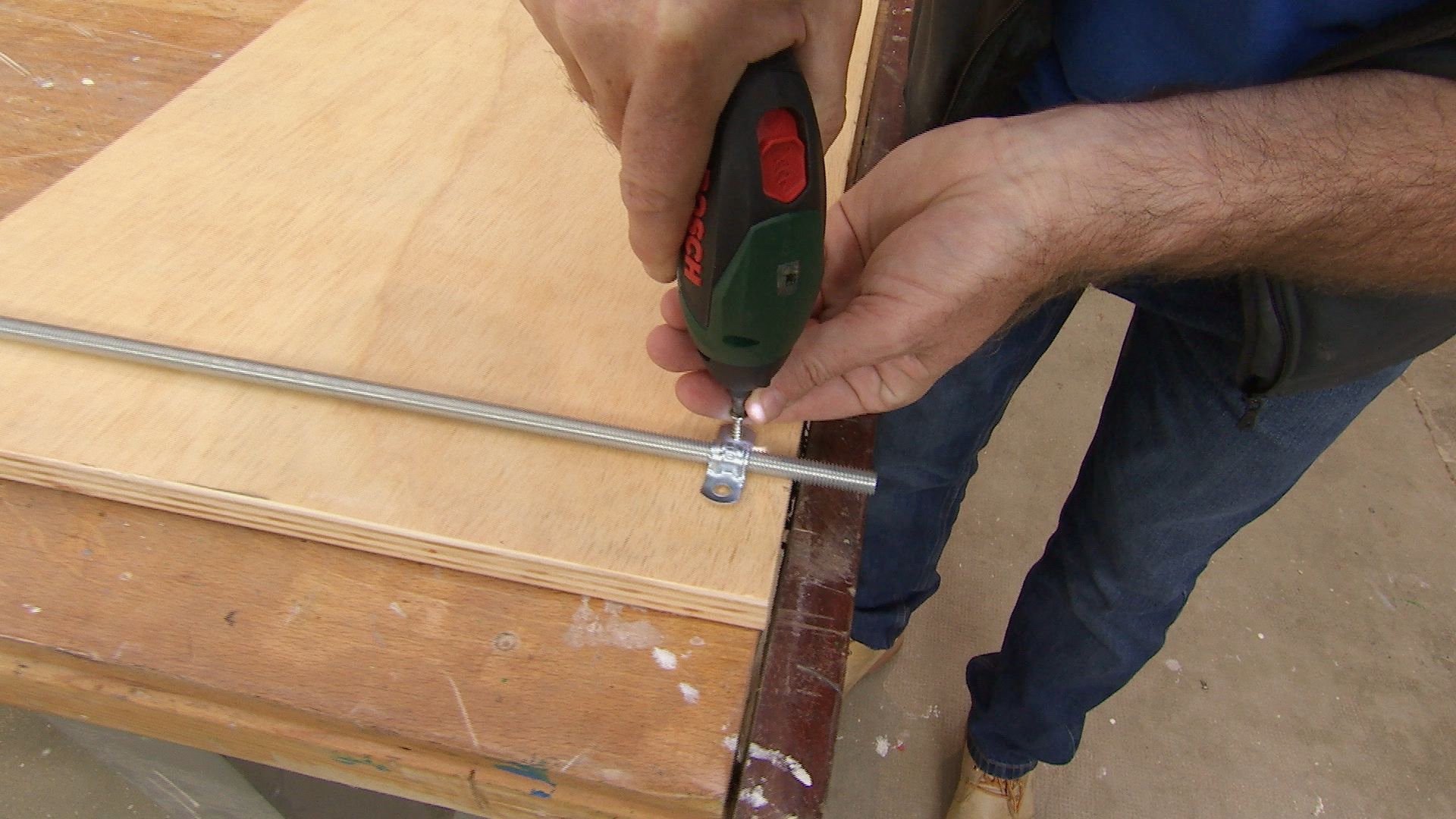 Hacer una estantería colgante con cadenas paso 7