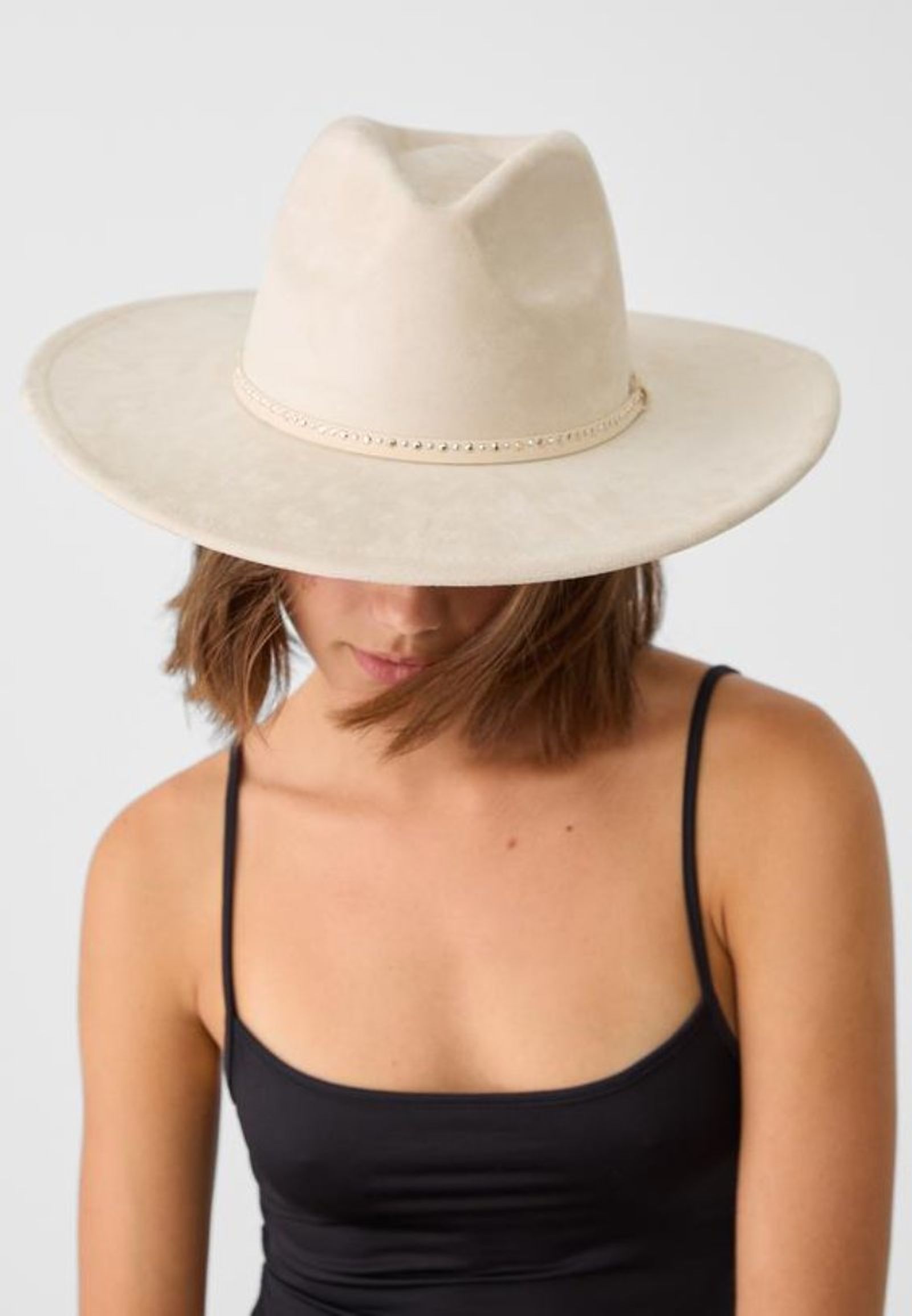 Sombrero de ala rígida