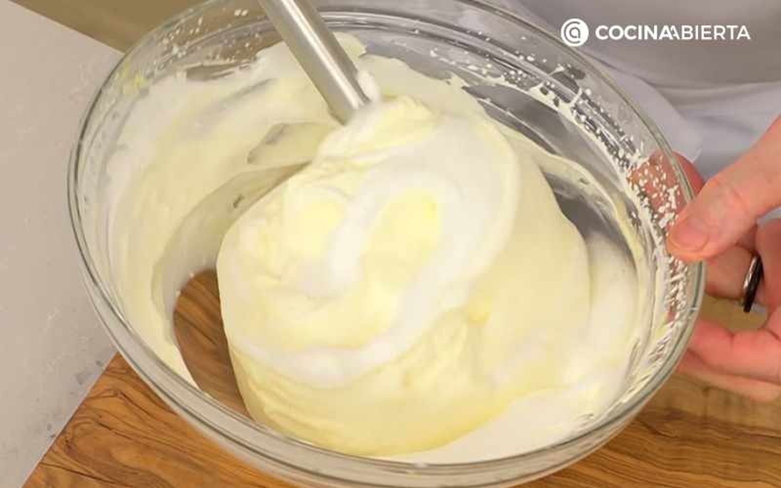 Mezcla la nata y las claras montadas con el zumo de piña