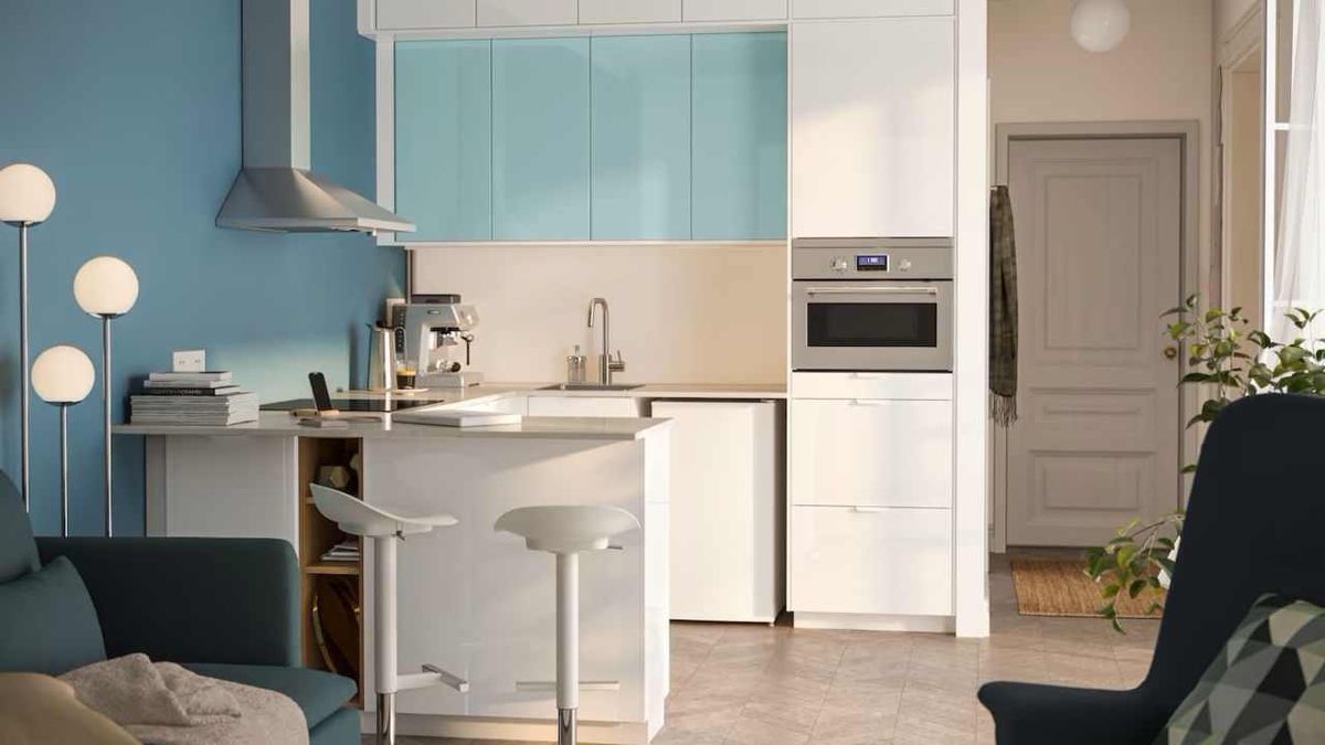 Microondas integrado en la cocina.