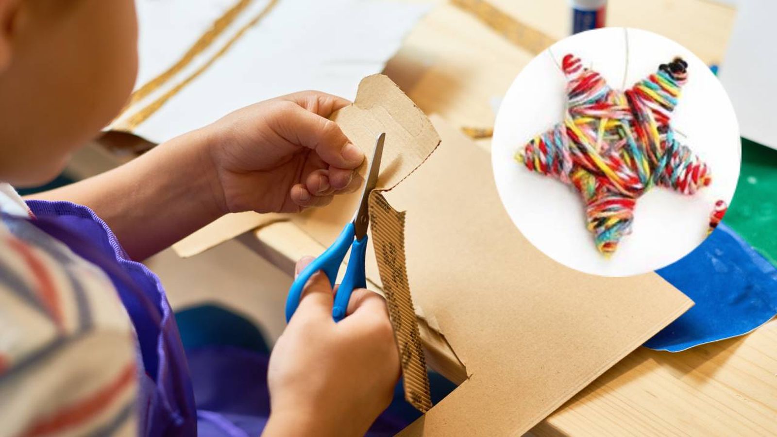 Cortar cartón para hacer estrellas de lana navideñas.