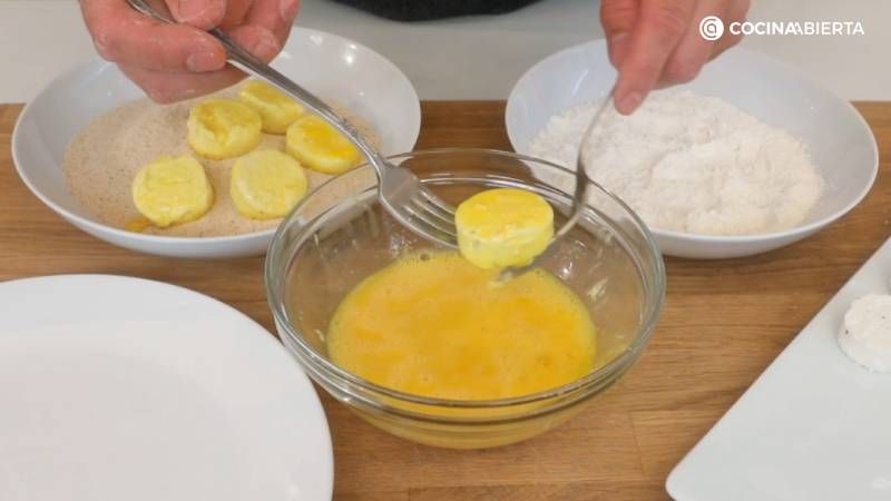 Reboza el queso de cabra con harina, huevo y pan rallado