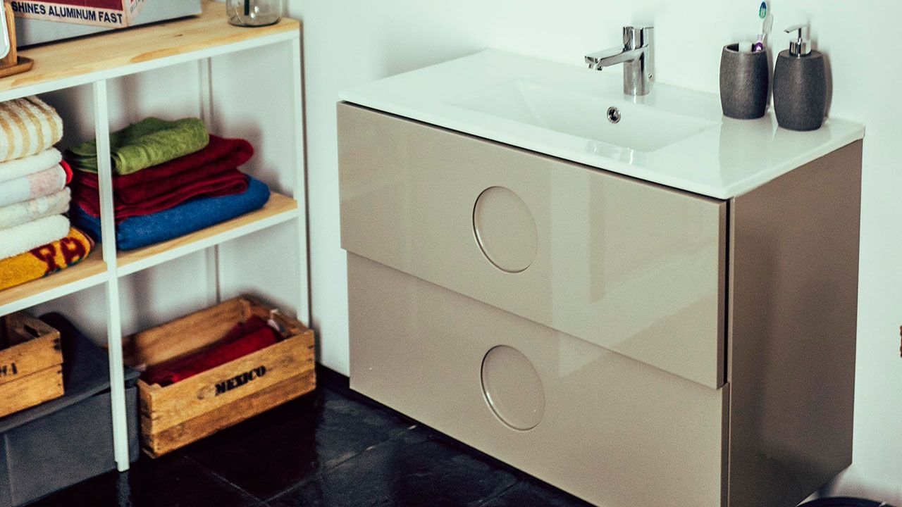 Cómo instalar un mueble de baño suspendido