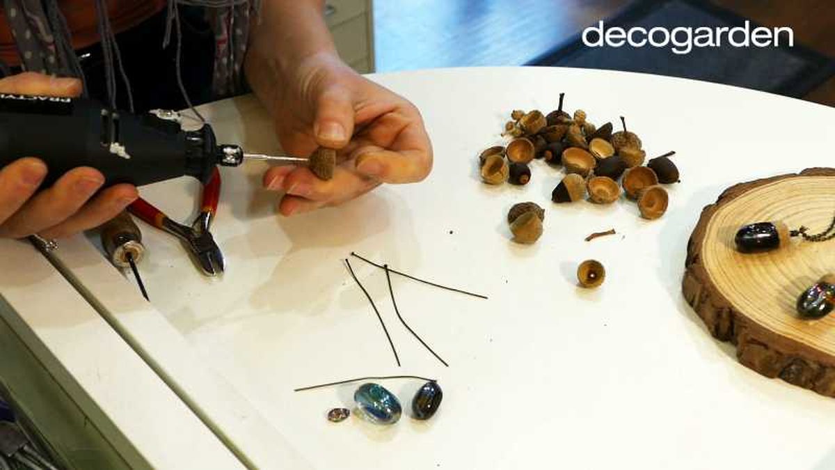 Paso uno para hacer collares de bellotas.