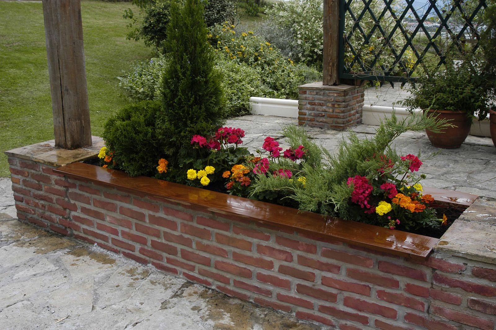 Jardinera pretil o imitación a ladrillo