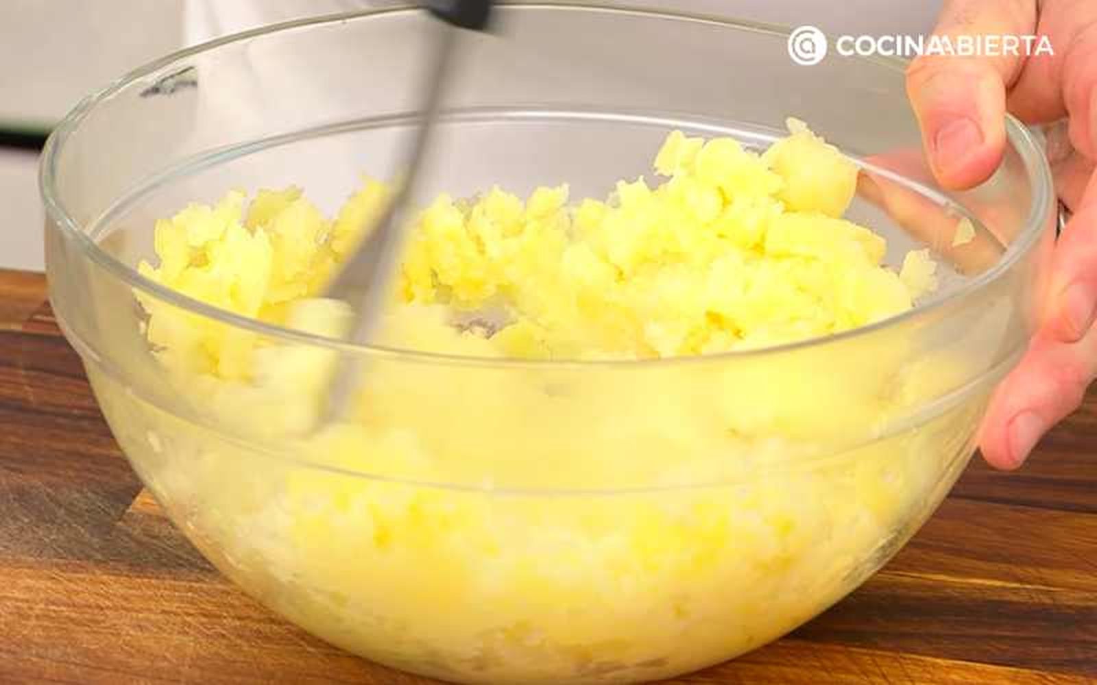 Maja las patatas cocidas