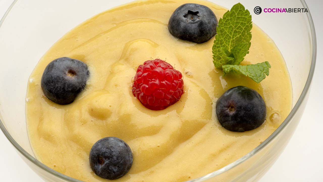 La crema fría de mango es un postre nutritivo y refrescante