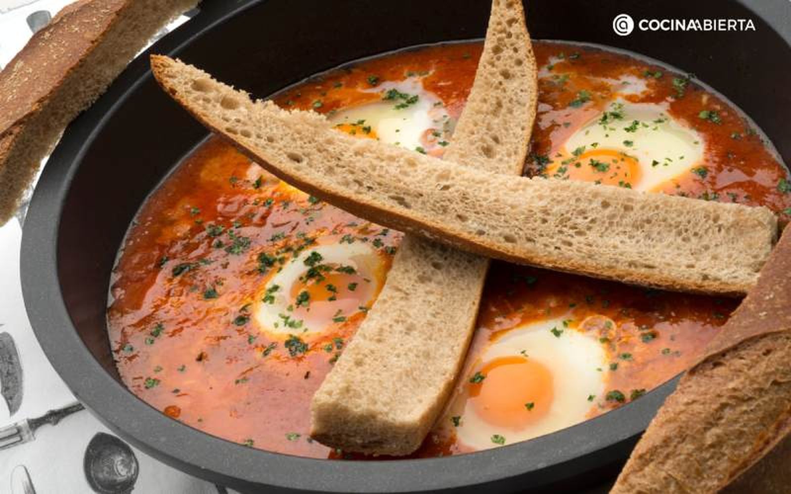 Huevos entomatados, un plato sencillo y económico de Karlos Arguiñano