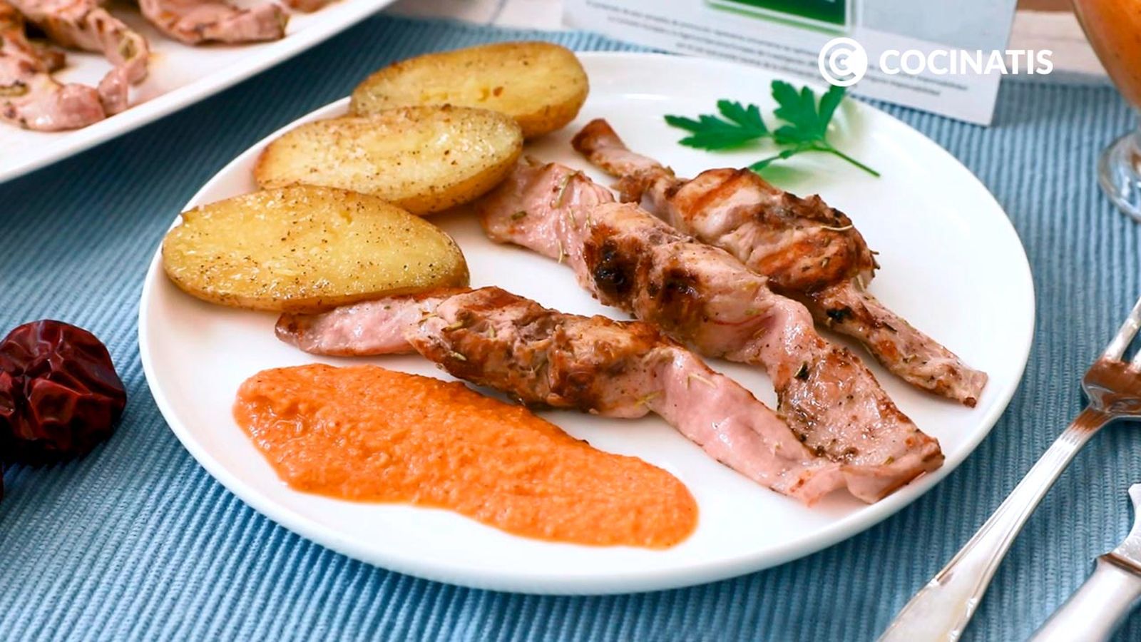 Receta de medallones de carne de conejo a la plancha con Salsa Romesco y patatas