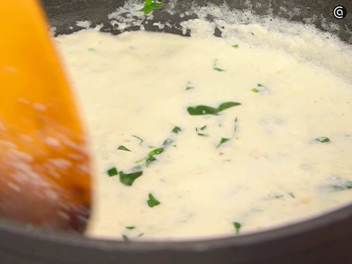 Deja reducir la salsa de albahaca