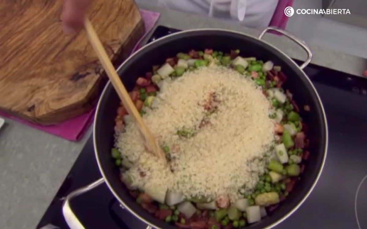 Karlos Arguiñano incorpora el arroz a la base de verduras