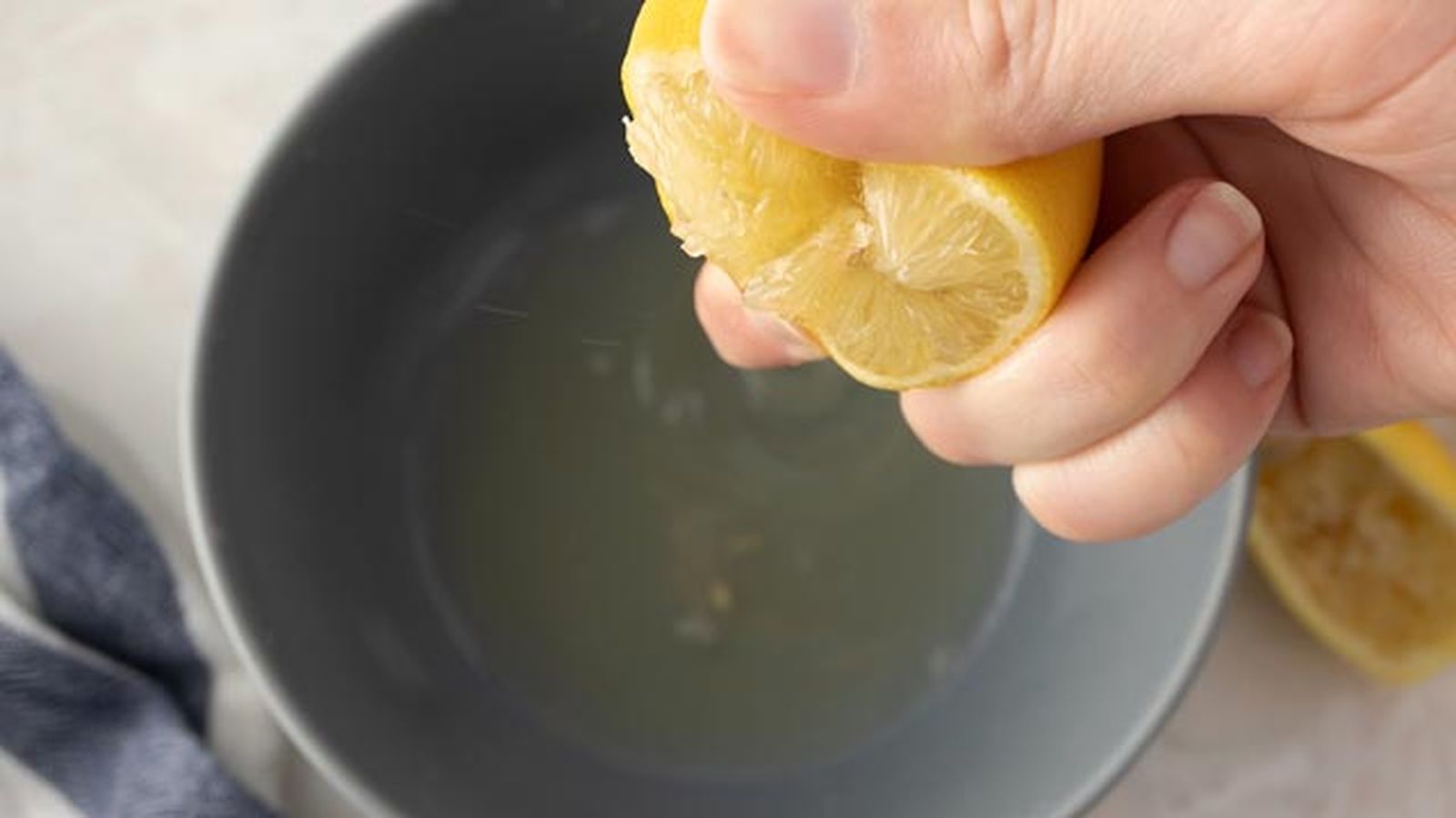 como quitar la grasa de la cocina con zumo de limon