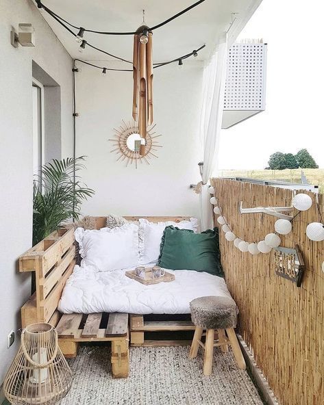 terraza pequena con sofas y mesa de palets 4