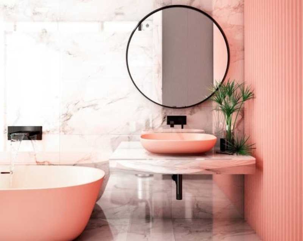 Baño rosa con pared y suelo de mármol.
