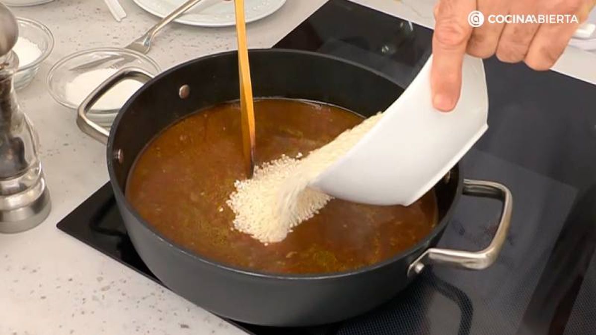 Cocina el arroz con el caldo y la carne