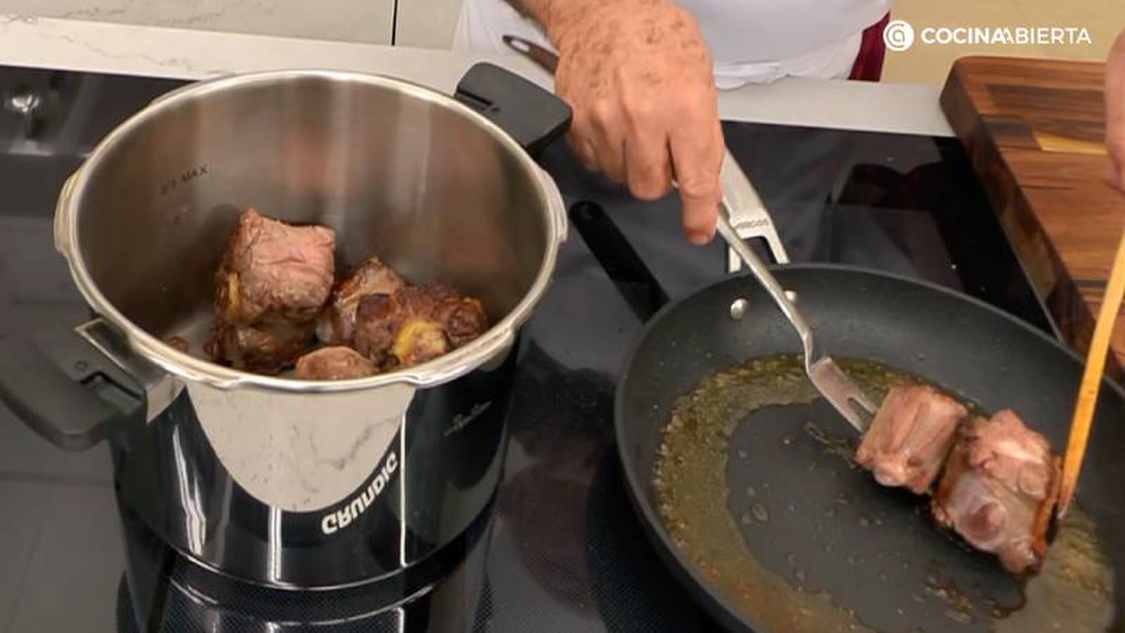 Salpimienta los trozos de rabo de ternera y dora en la sartén