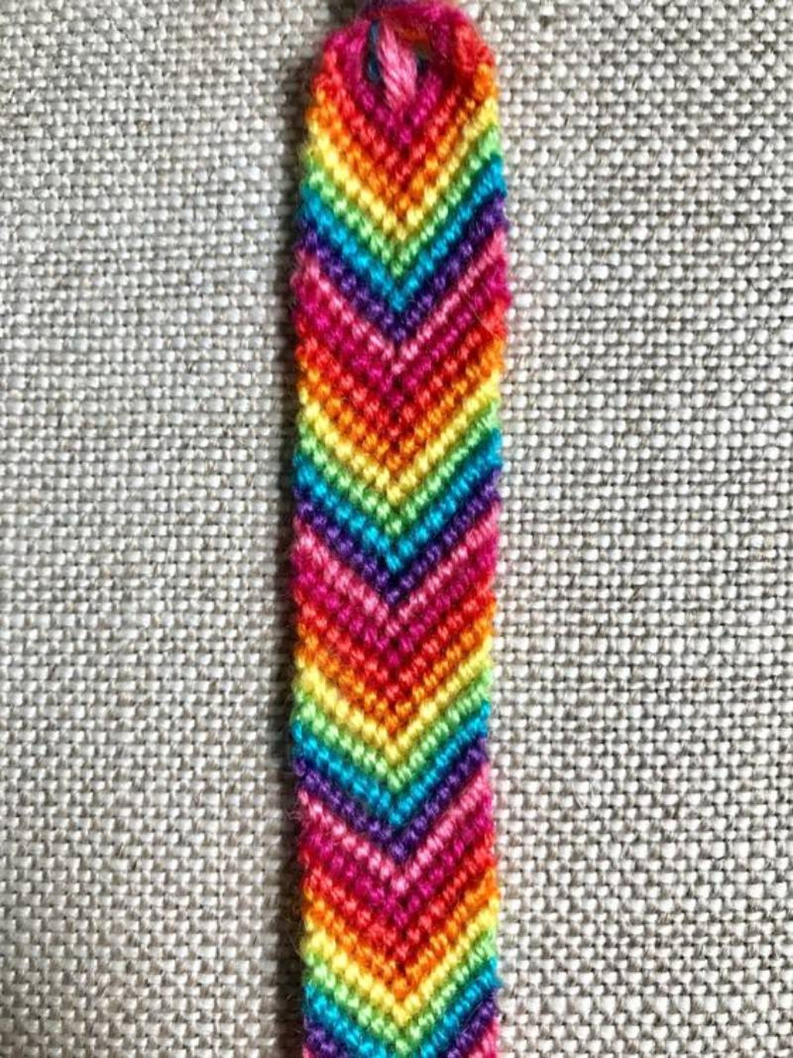 Pulsera de hilo arcoíris.