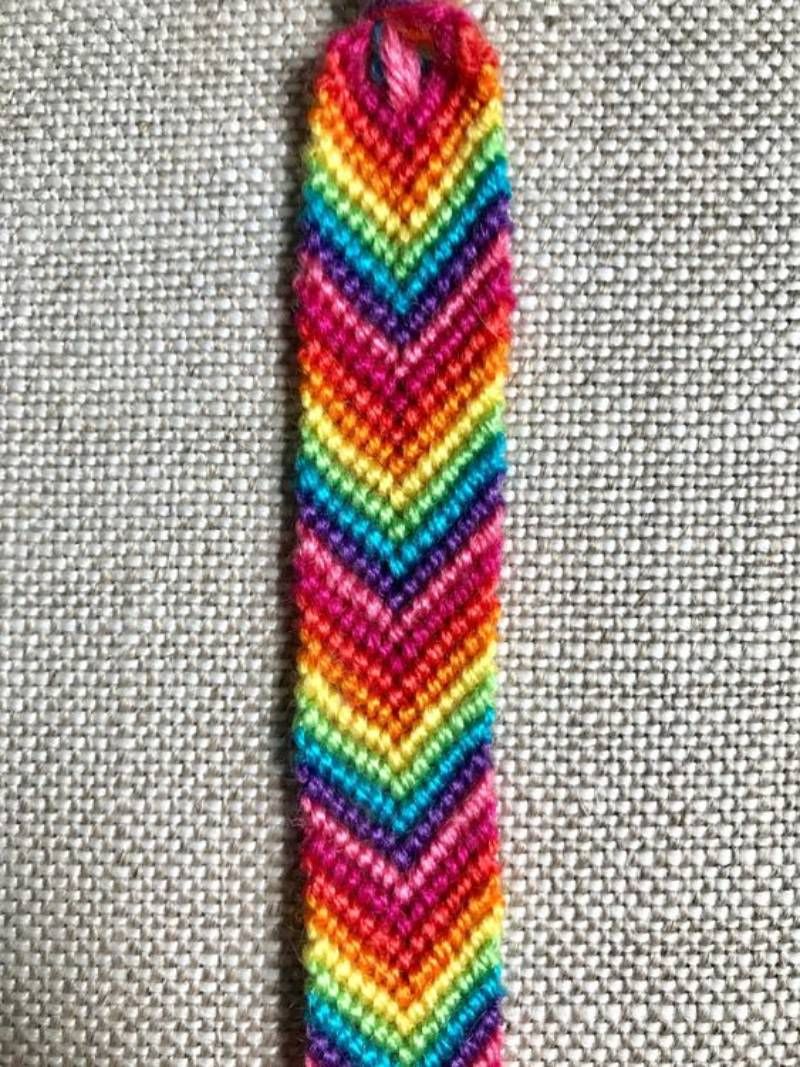 Pulsera de hilo arcoíris.