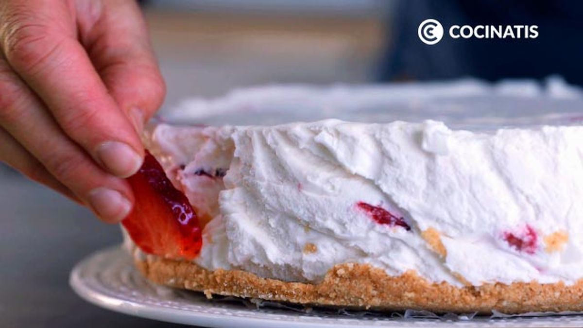 Receta de tarta de nata con fresas  paso 6