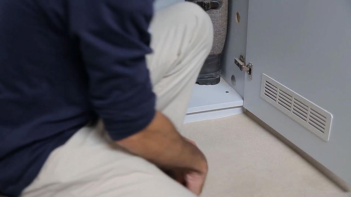 Colocar una rejilla de ventilación en un armario paso 8