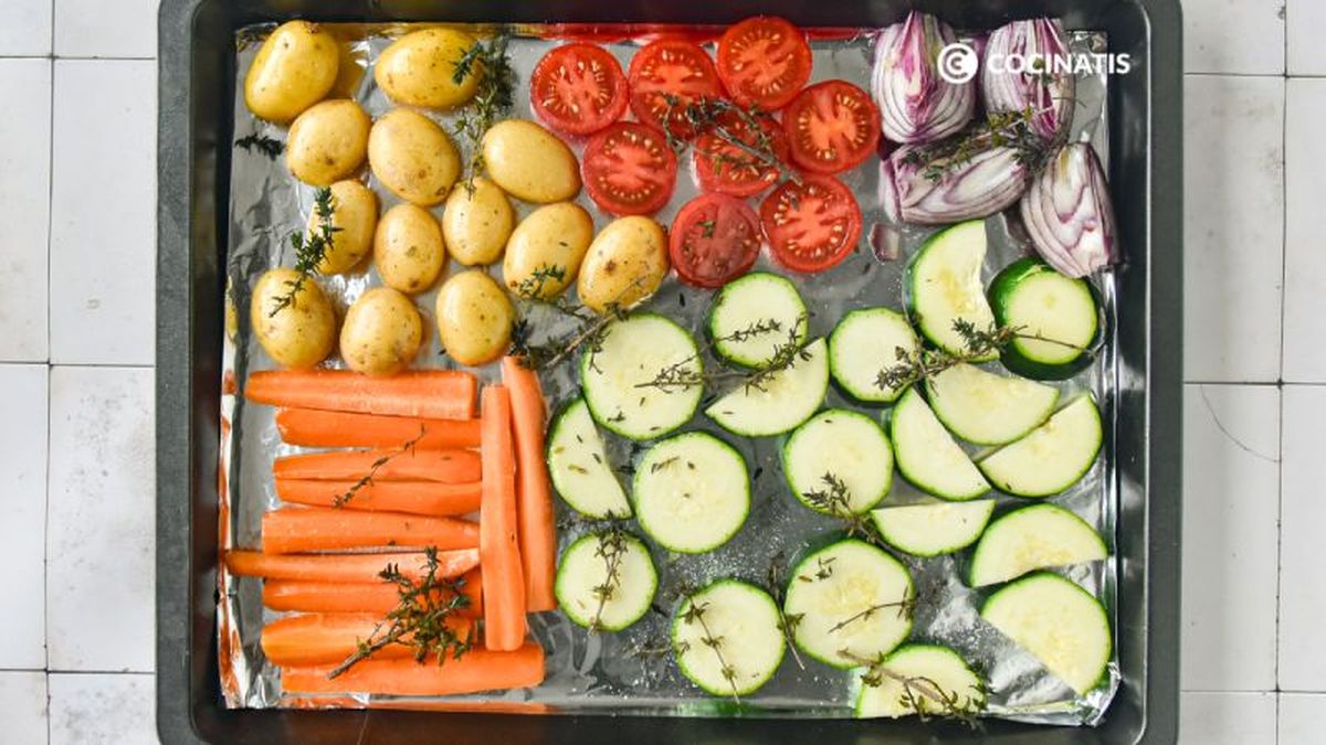 Agrega sal y tomillo a las verduras para asar