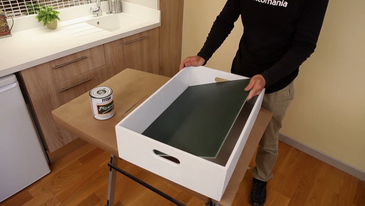 Hacer una pizarra de tiza con una caja de madera paso 6