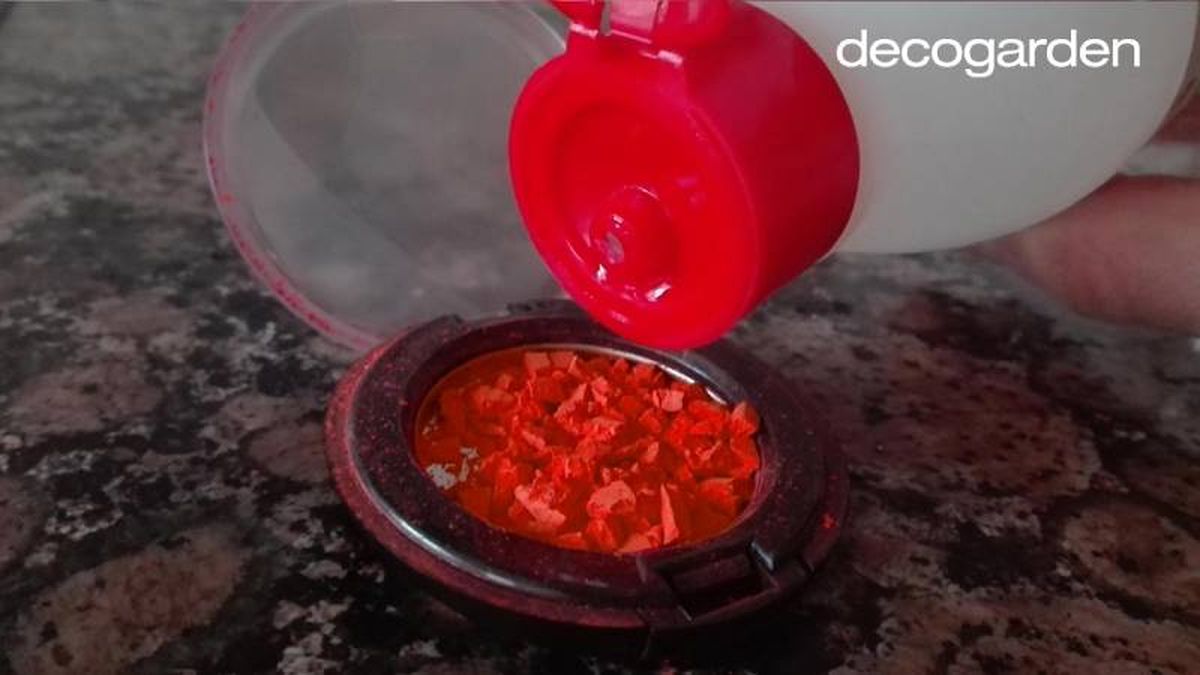 Arreglar la sombra de ojos rota con alcohol 96º.