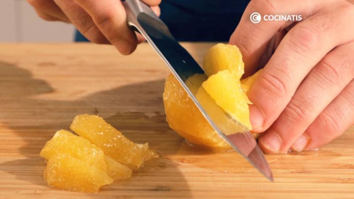 Corta la naranja y saca los gajos