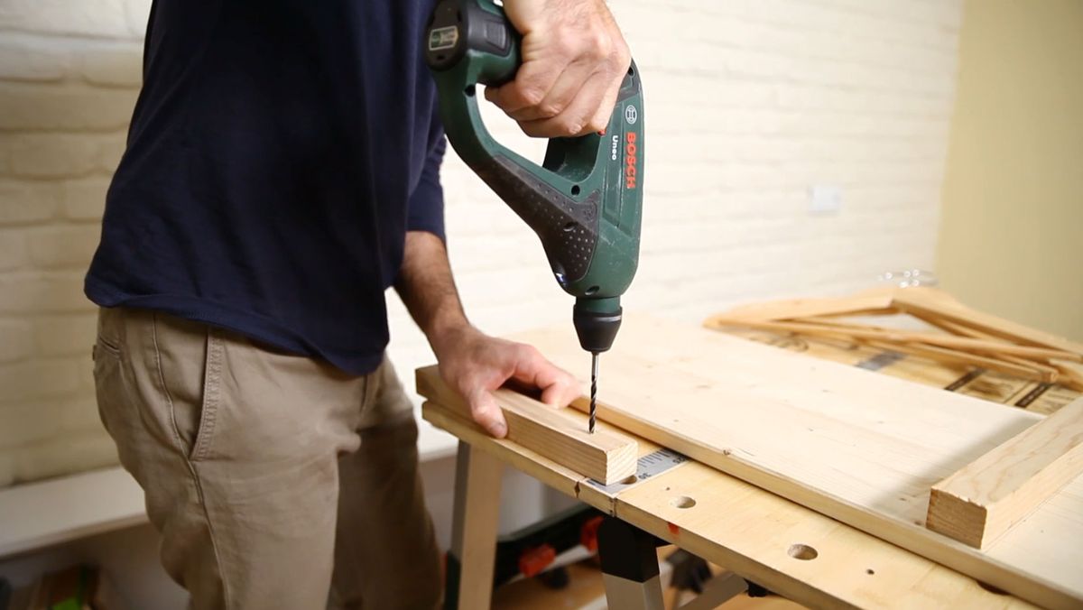 Hacer una mesita auxiliar con perchas paso 2