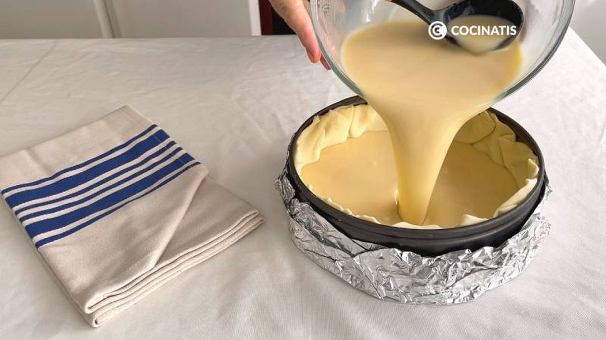 Vierte la mezcla en el molde y hornea a 170º C por 50 minutos