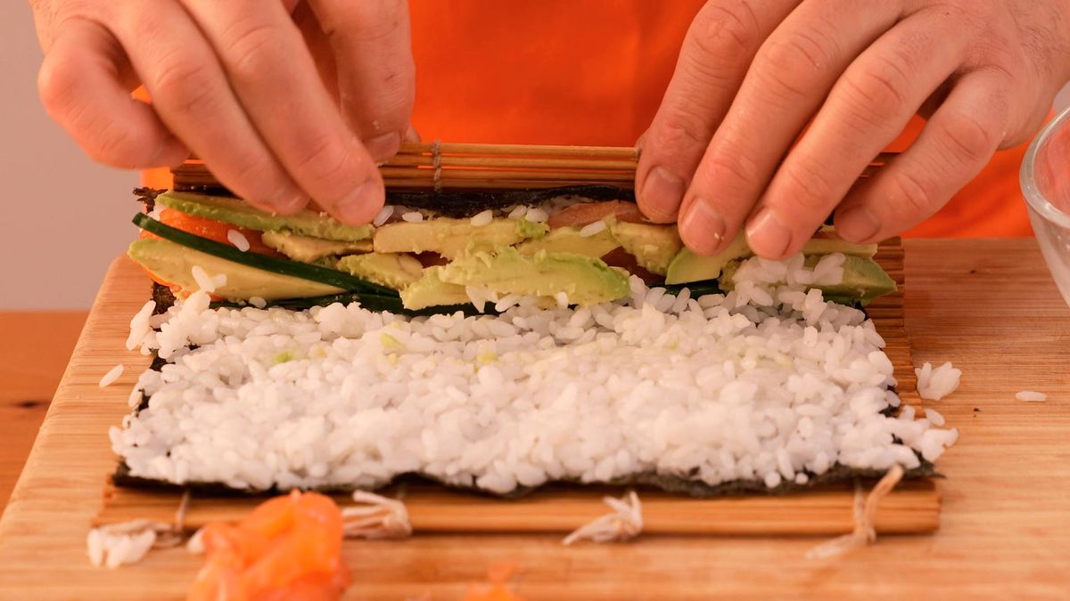 Receta de sushi de salmón y aguacate   paso 5