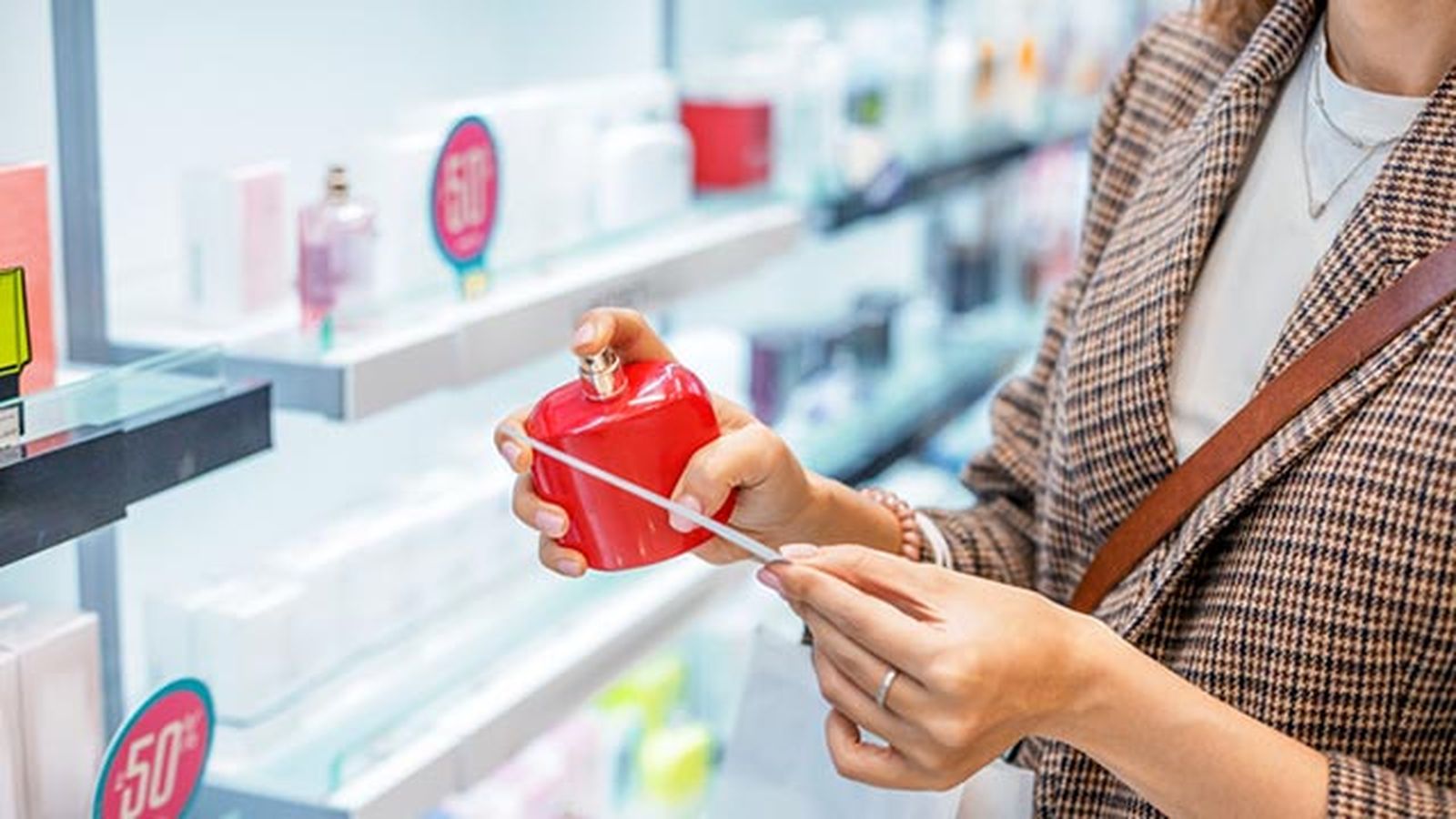 5 trucos para elegir un perfume y acertar siempre tira papel