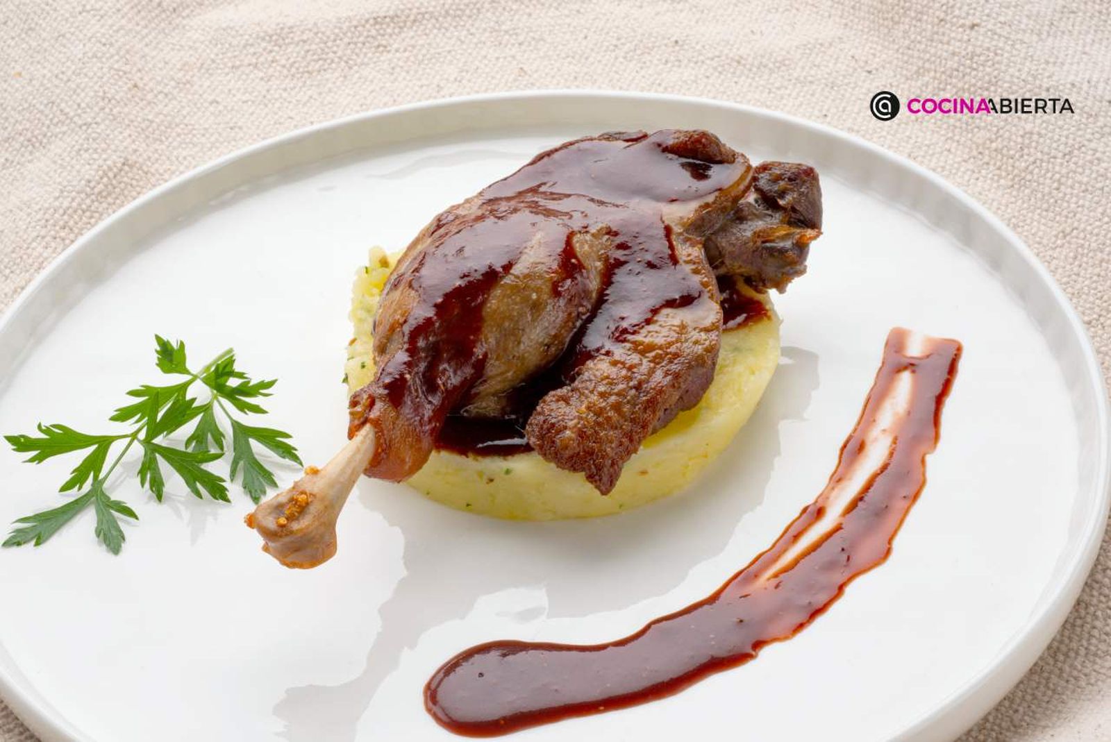 Delicioso confit de pato con salsa de fresas y puré de patata