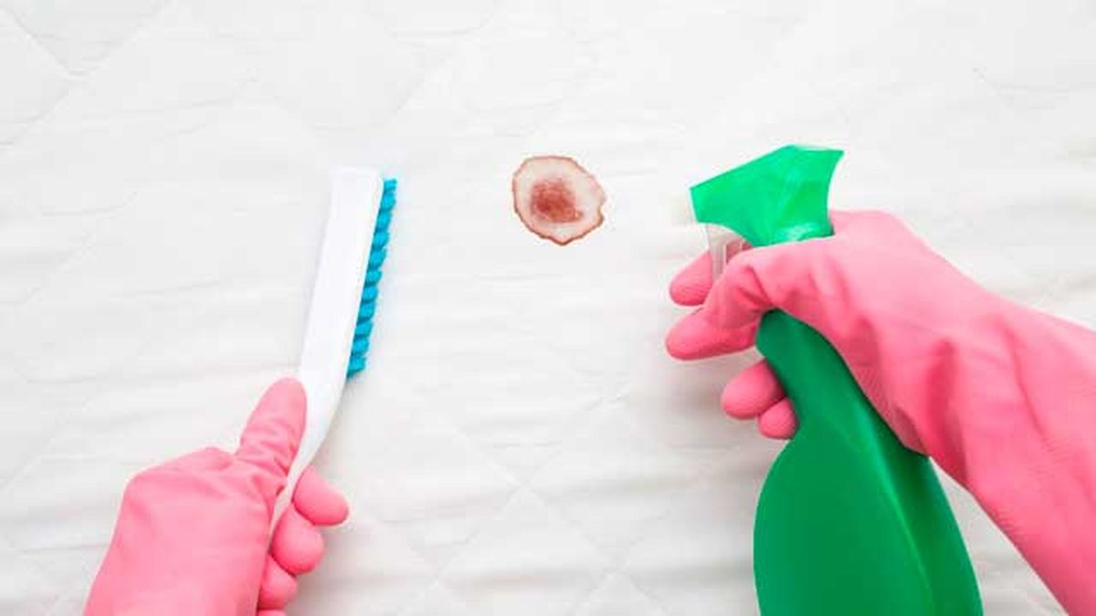 limpiar manchas de sangre seca del colchon con agua oxigenada