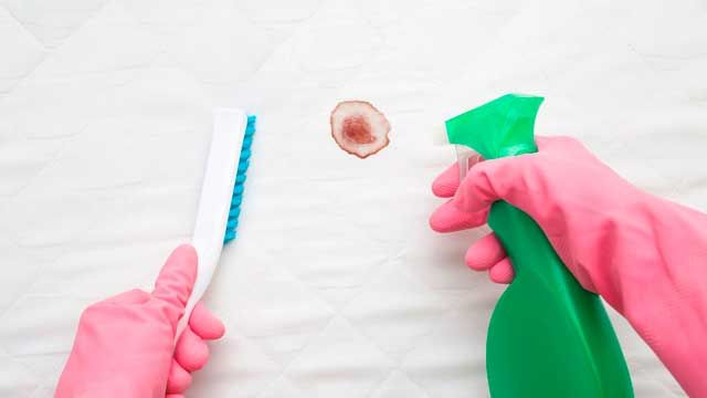 limpiar manchas de sangre seca del colchon con agua oxigenada