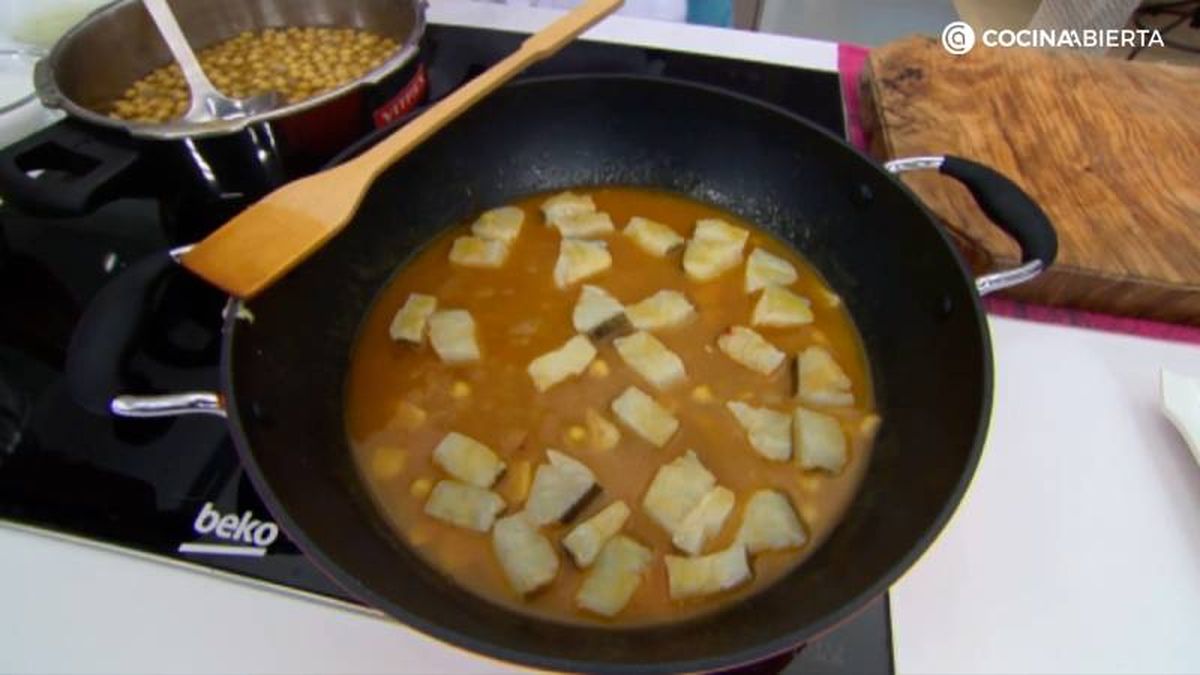 Cocinar el bacalao fresco con el sofrito y el caldo en una cazuela