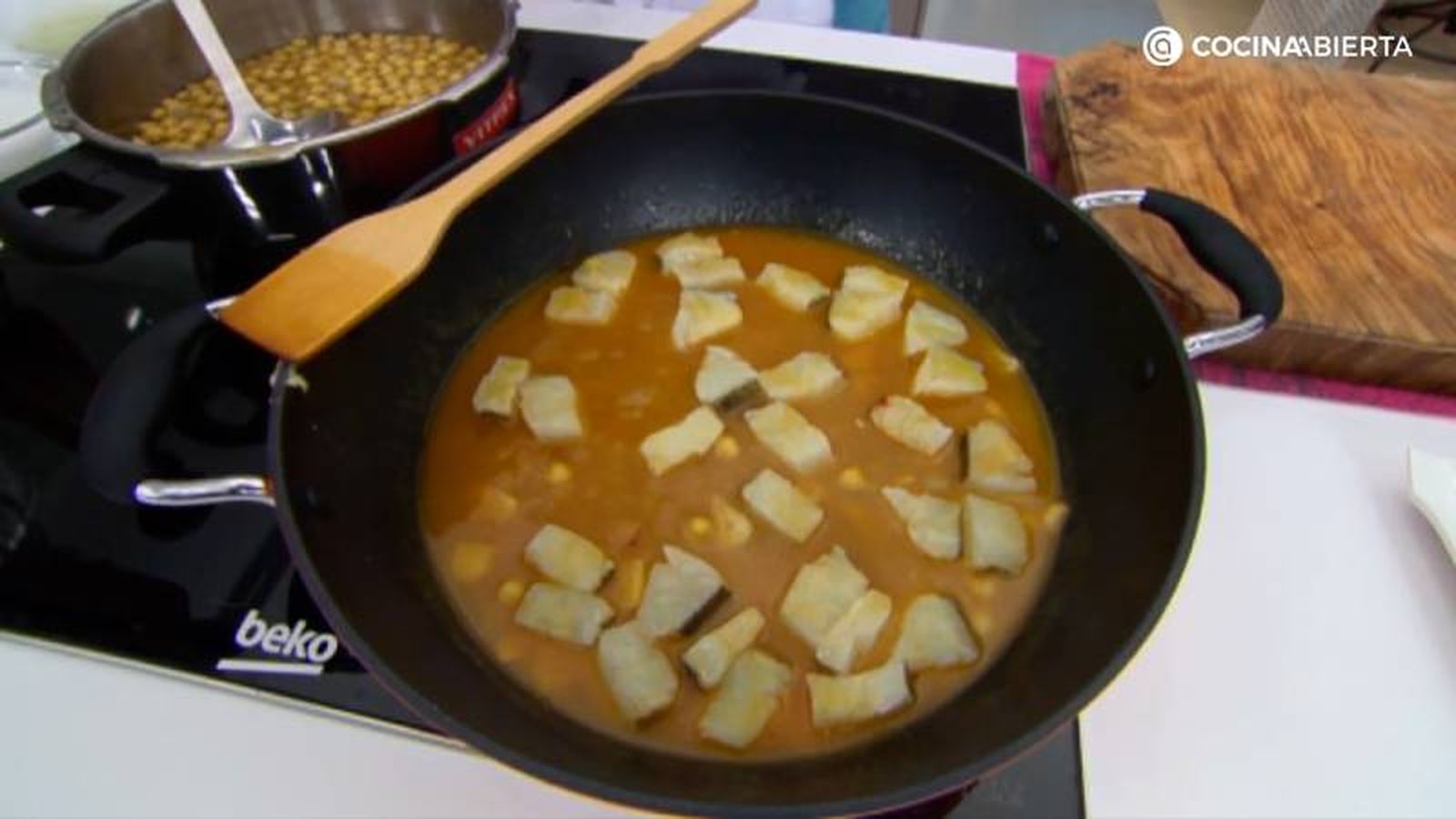 Cocinar el bacalao fresco con el sofrito y el caldo en una cazuela