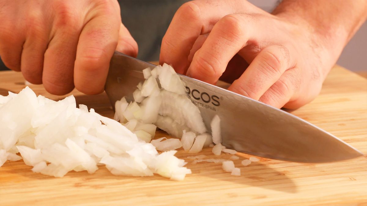 Pica la cebolla finamente para añadir sabor y aroma a tus caracoles salteados