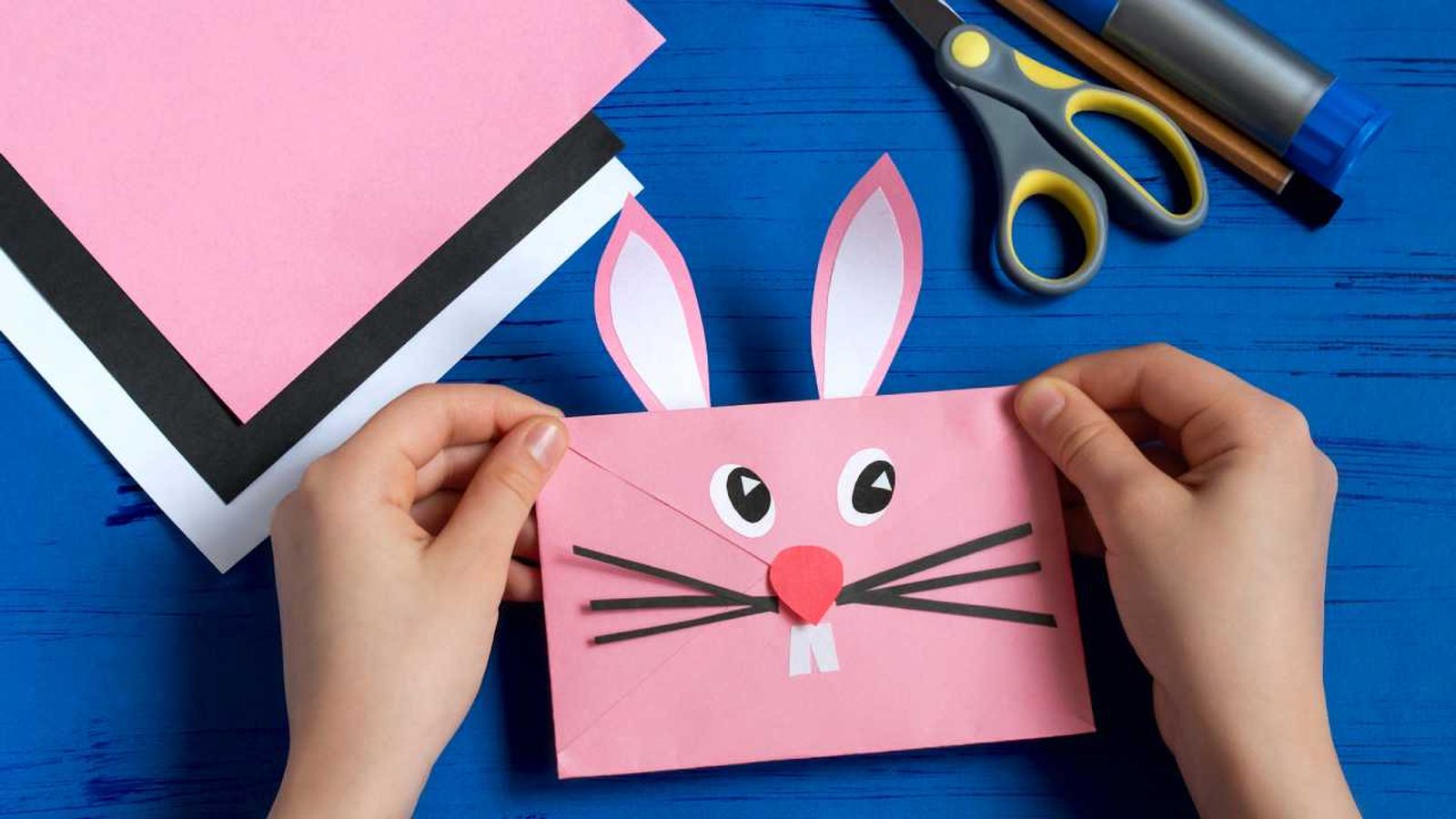 Sobre con forma de conejito.