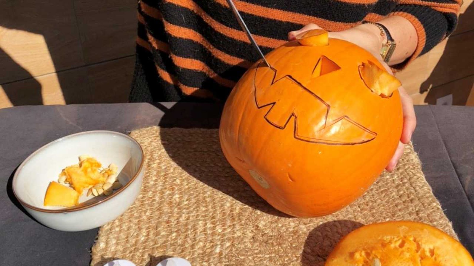 Tallar una calabaza de Halloween.