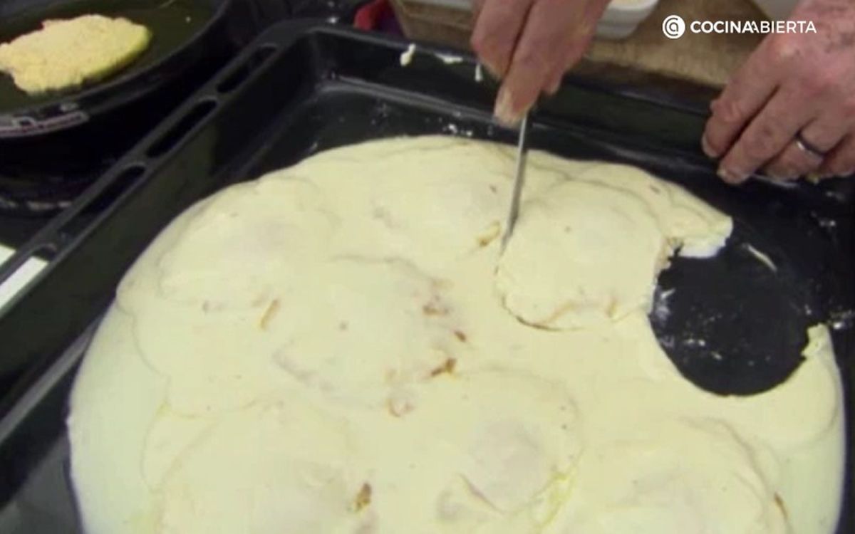 Corta la masa que cubre los huevos con un cuchillo después de enfriar la masa